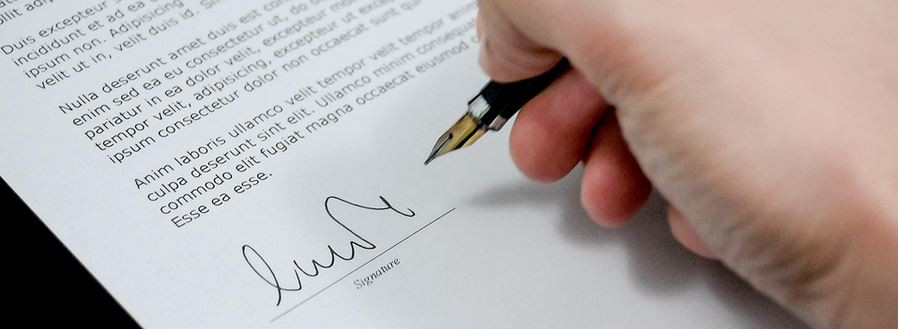 firma con estilográfica en documento
