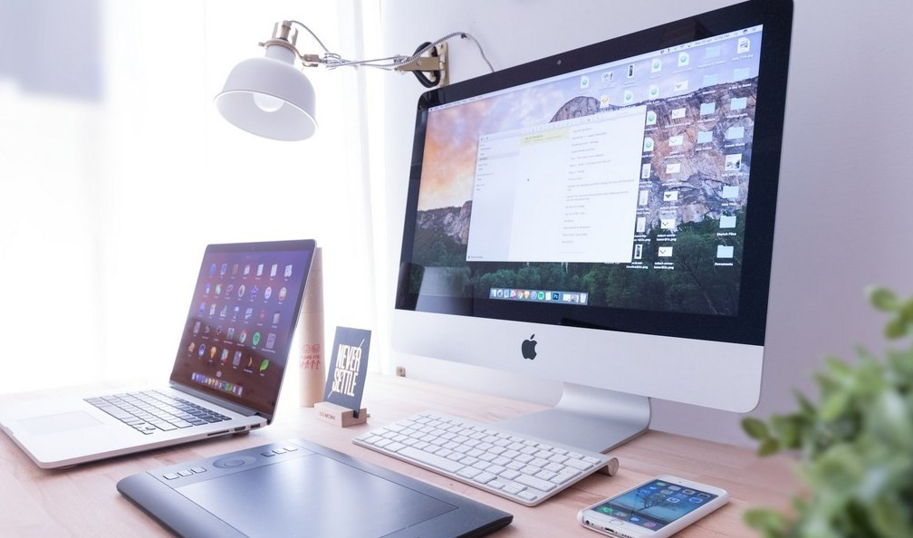 Una mesa de trabajo con iMac