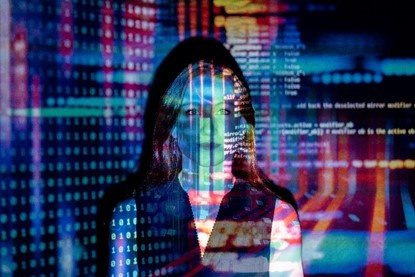 Imagen Pexels Código proyectado sobre mujer
